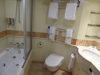 Bathroom of OS 7353