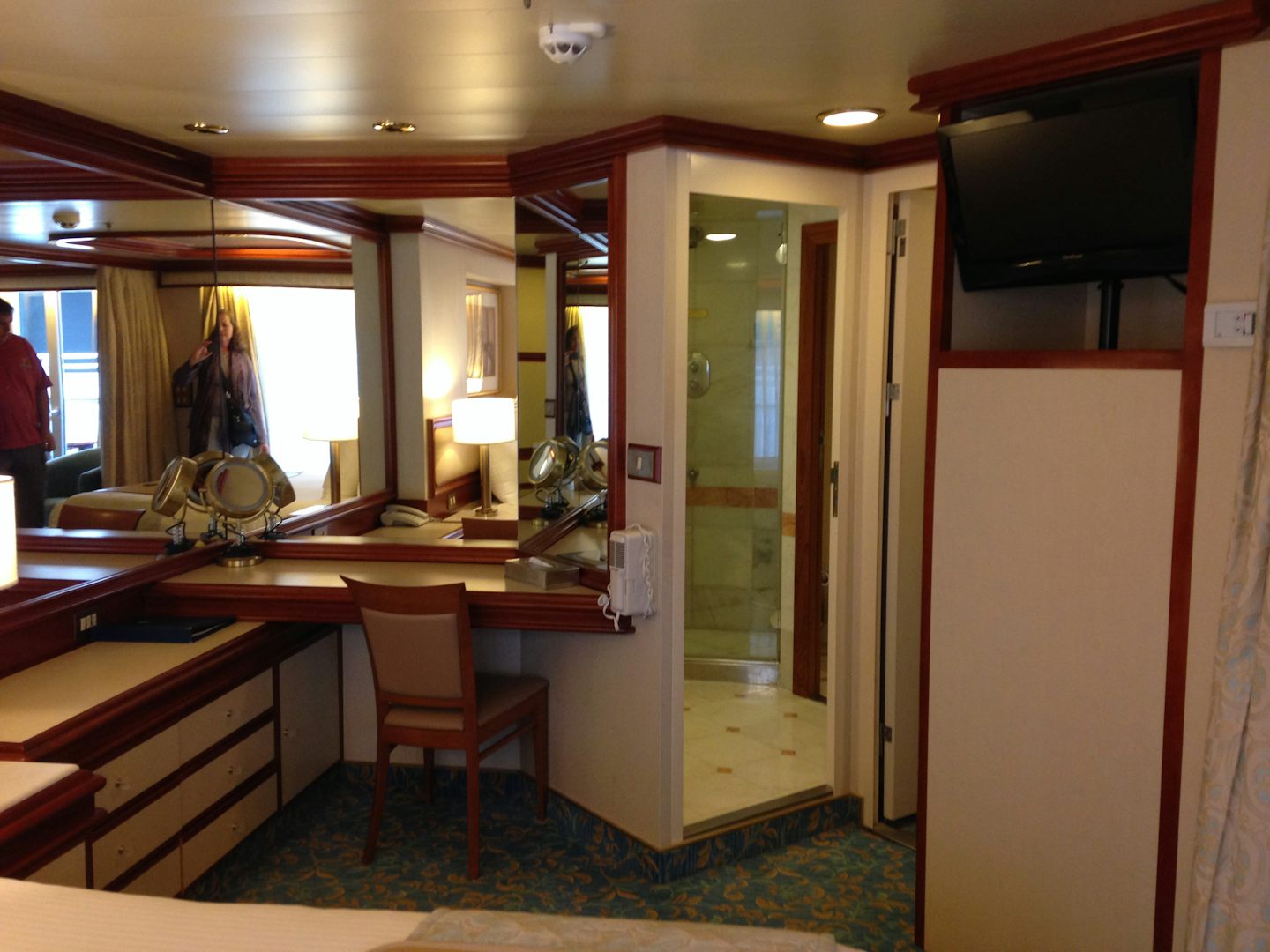 Plenty of space and drawers. In d630 (Hawaii suite)