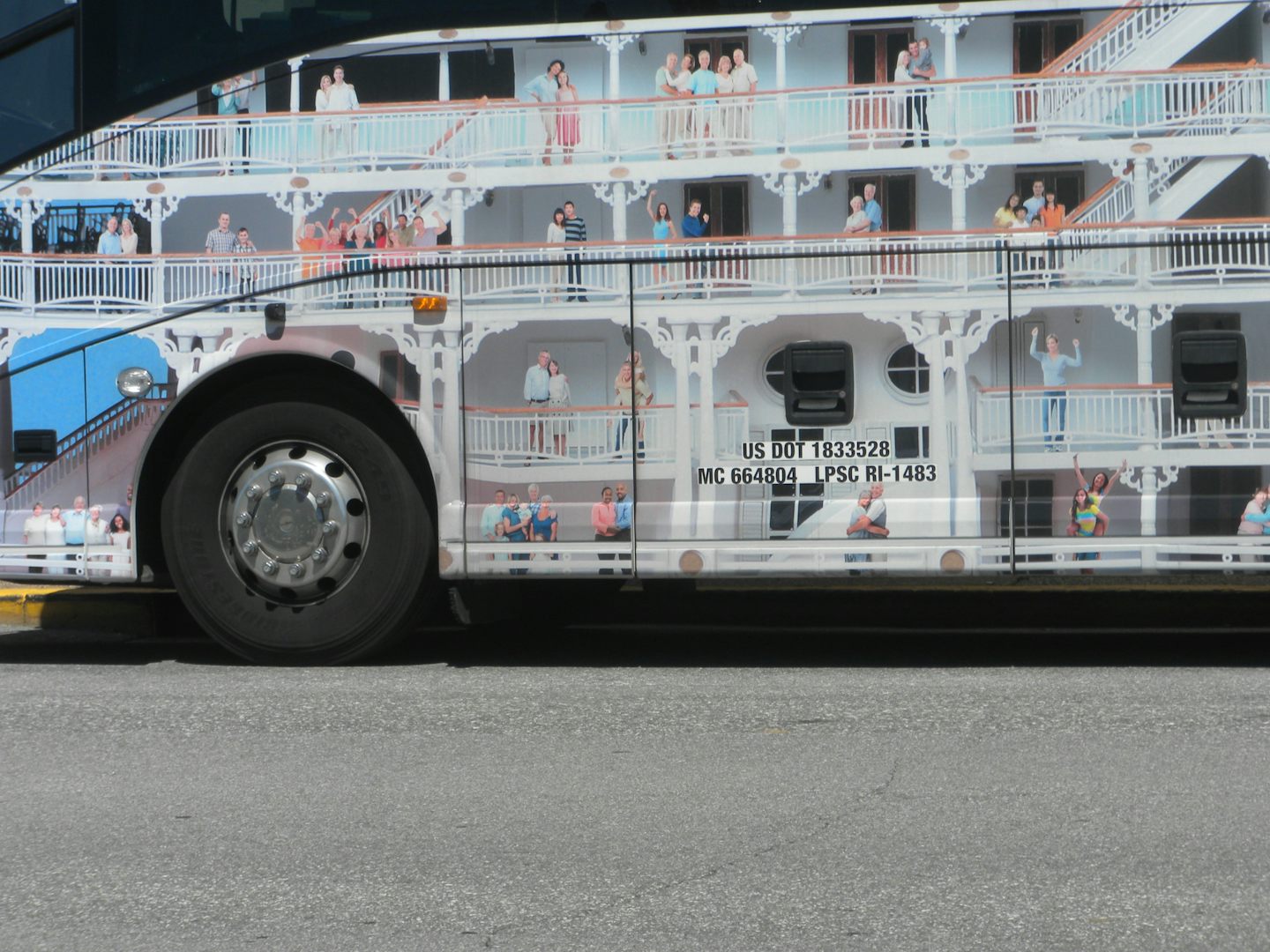 Hop-on-Hop-off bus painted in riverboat scheme