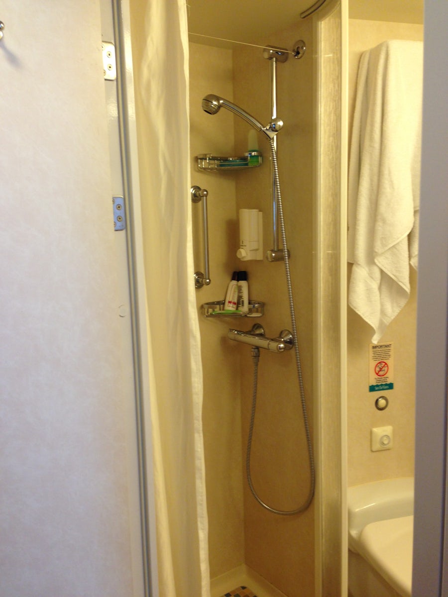 Stateroom 9014 - Shower