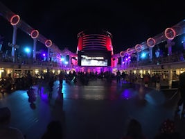 View of the pool deck in between the two pirate shows.  You can see how coo