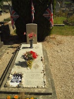 Grave of seven airmen killed in Giverney