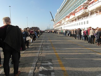 Que to get back on the ship after day trip to Brugge took 30 mins to get ba