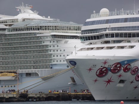 NCL Pearl (right) and Allure of the Seas (left)