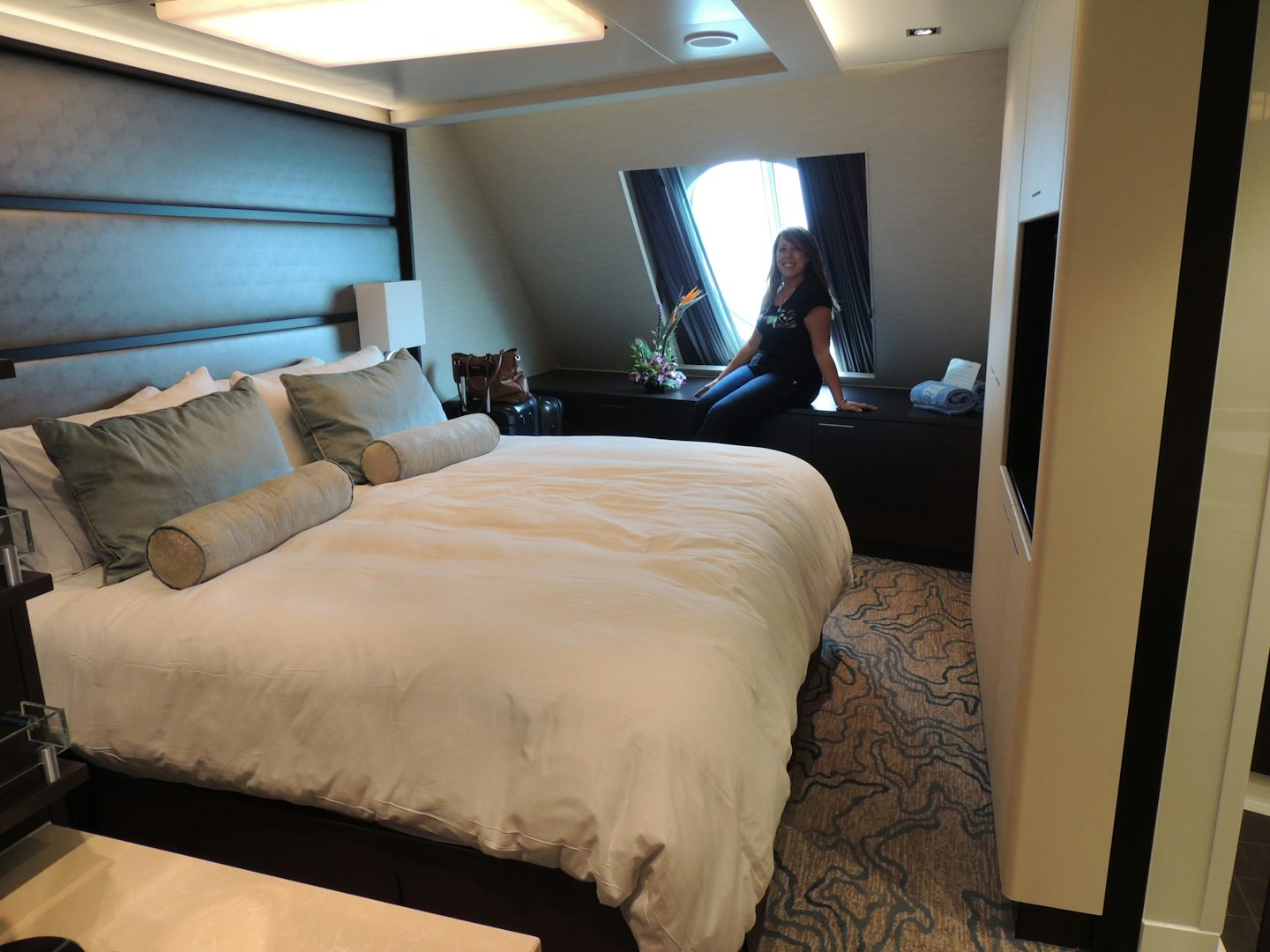 Haven H7 category, Aft forward Facing Penthouse Suite #9706.
Bed is a true