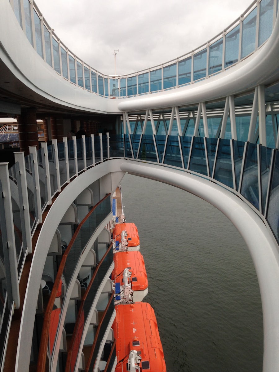 Sea walk that extends over the side of the ship