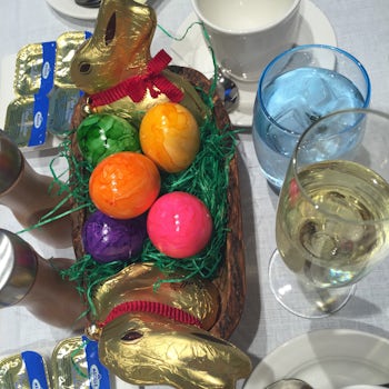 Easter Table Centerpiece for Breakfast
TIP: Enjoy a Lovely glass of Champagne!