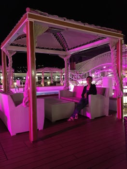 After dinner, relaxed on luxurious plush lounge chairs at the elegant Sanctuary at deck 17, to enjoy a quiet and peaceful night with uncountable stars on the sky!