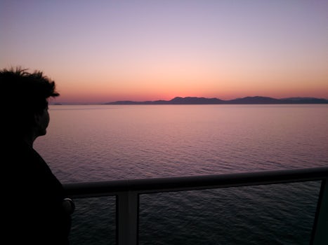Disfrutando de la tranquilidad y la paz de un viaje placentero en crucero
