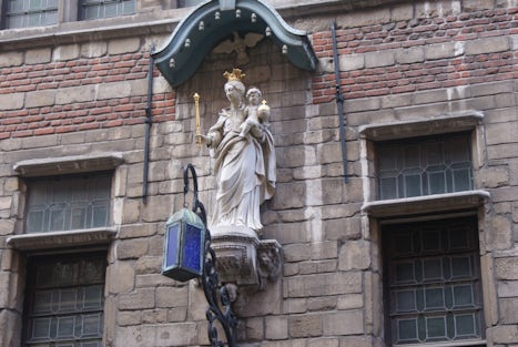 One of many statues on twerp buildings.