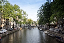 An image of one of the canals in Amsterdam, taken during the walking tour w