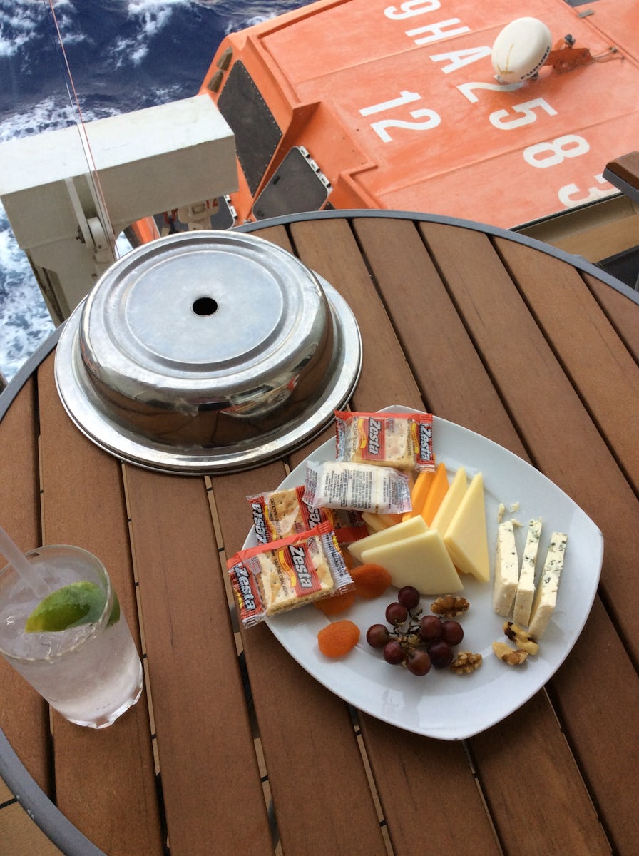 Cocktails with cheese and crackers