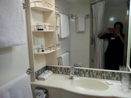 En suite bathroom fixtures:  washbasin.