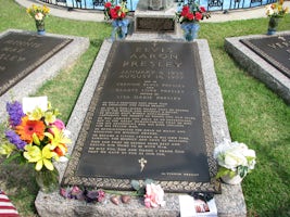 Elvis' grave at Graceland.