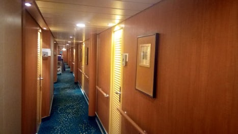 Deck 8 - port side, midship corridor with obstructed oceanviews and insides