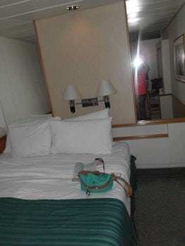 Room 4077 bed