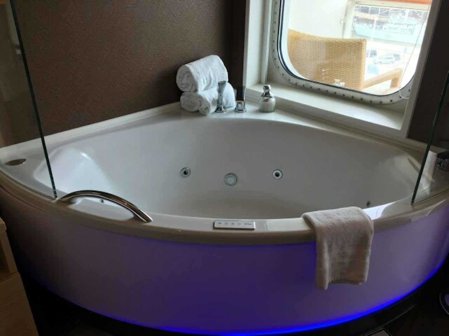 H9 The Haven Spa Suite with Balcony - A wonderful Jacuzzi tub with a view!