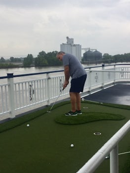 A very "serious" putting contest aboard the boat.
