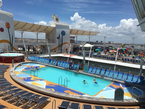 Main pool deck Allure of the Seas