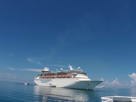 View of the ship returning from Cococay
