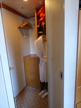 Dressing room and storage area in bedroom between bathroom door and lounge