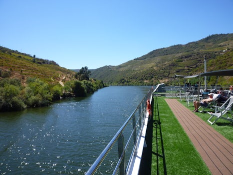 Tranquil cruising on the Delighful Douro