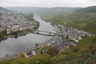 AT Bernkastel-Hues we climbed a hilltop on the Bernkastel side (the right-h
