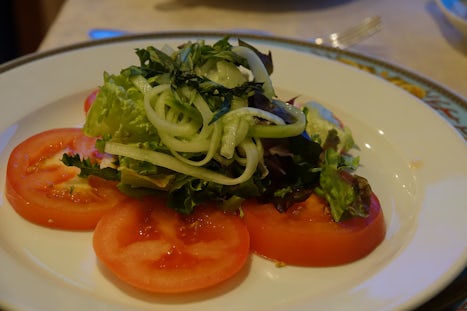 Tomato lettuce arrangement