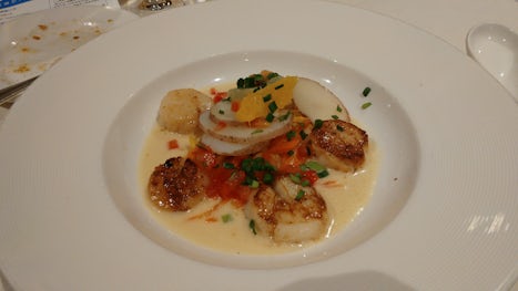 Those scallops are HUGE and satisfying. Also from the MDR.