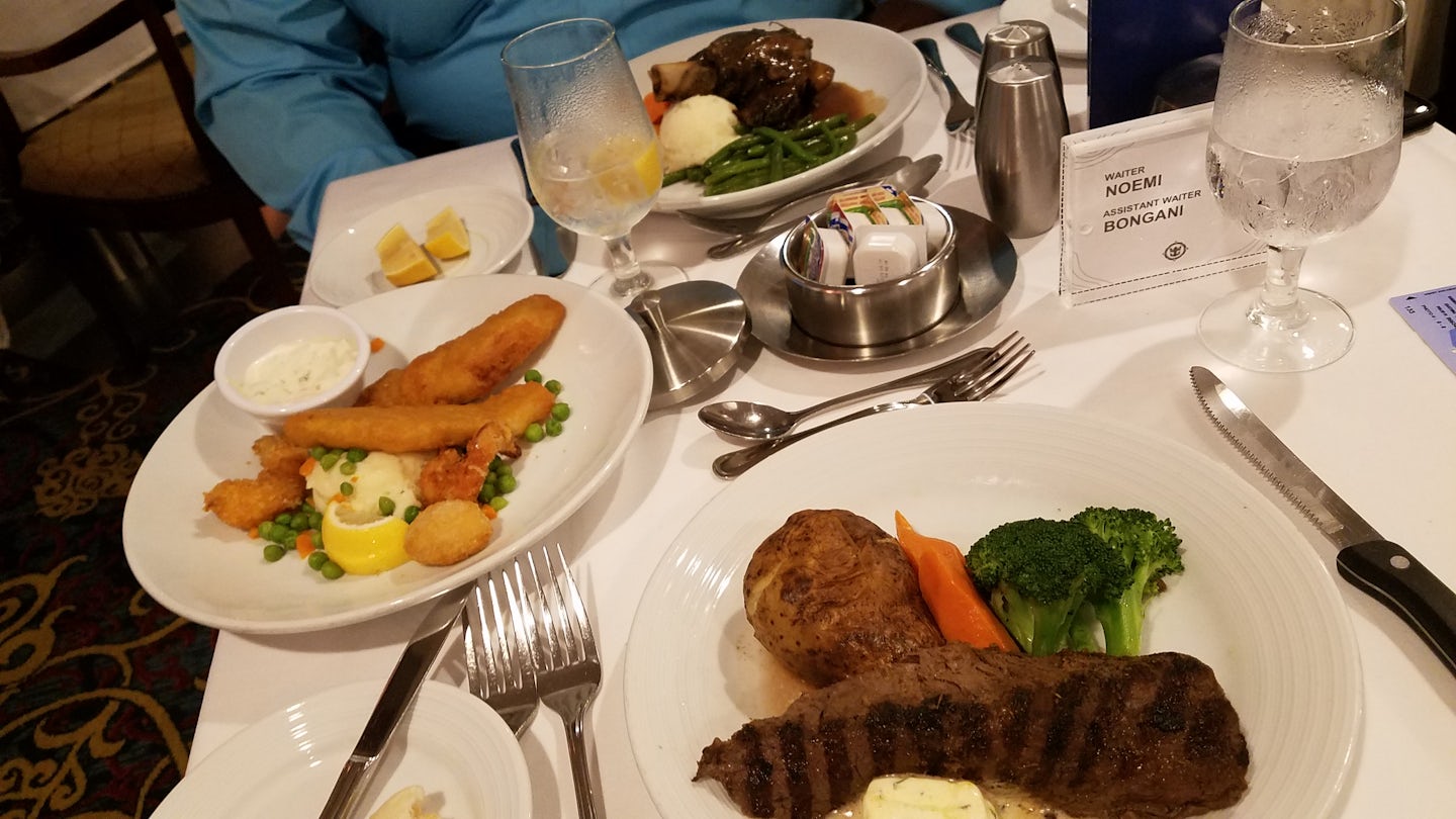 There food was great, more that I expected as a first time traveler. A lot of options for foreign people on the buffet area, and steak for the steak lovers (like us).