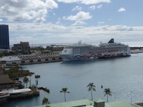 Cruise ship as seen from the Aloha Tower