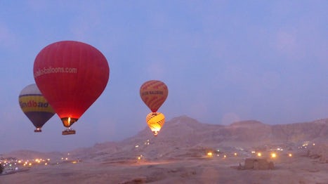 Hot air ballooning over the Valley of the Queens