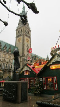 The Christmas Market in Hamburg, with the Rathaus behind it.