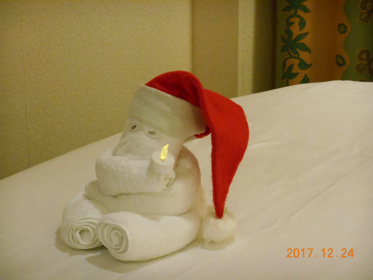 Xmas towel art on our bed from Cabin Steward, items found in our cabin.