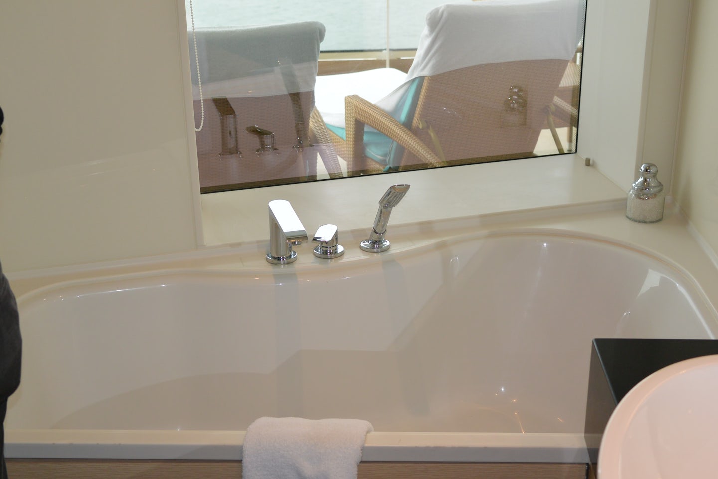 Soaking tub in Haven aft suite 10912