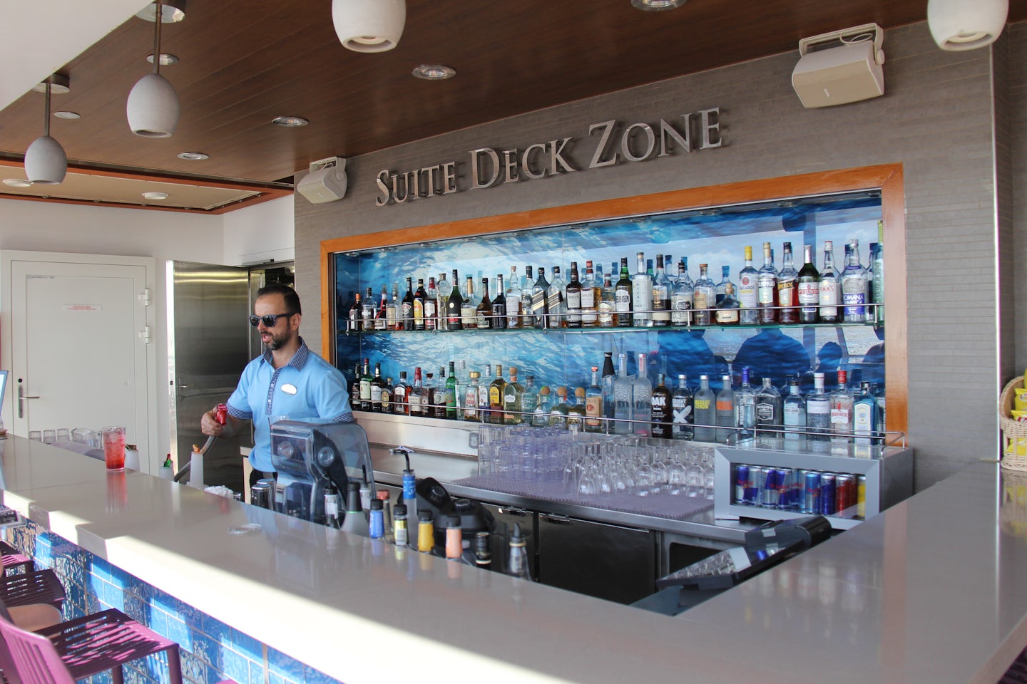 The Suite Deck bar and bartender Antoniu.