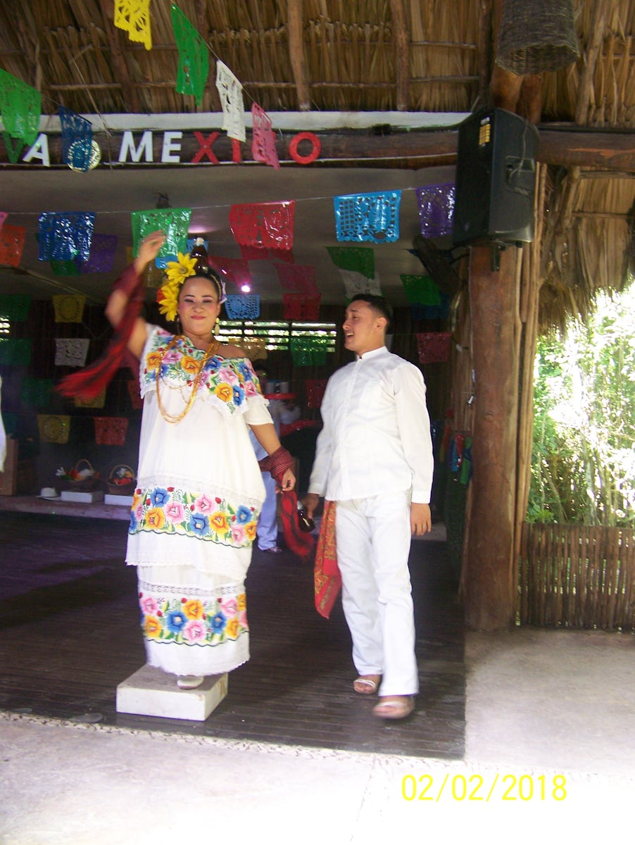 Mayan Ball Game with Lunch
Traditional Mexican dance during lunch