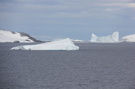 Antarctia more icebergs