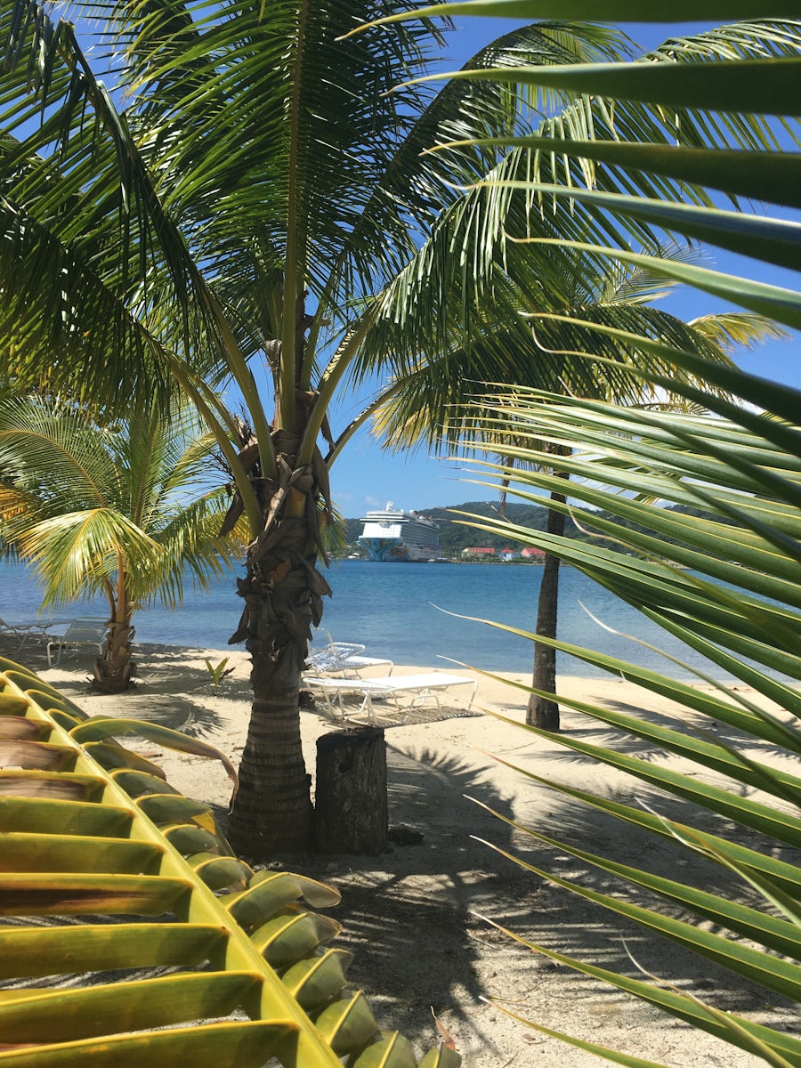 View from Maya Key Island Retreat, Roatan to the Getaway
