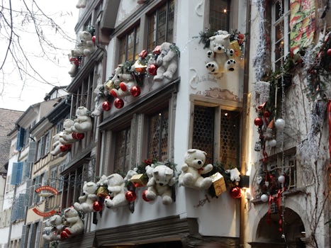 Christmas decorations with white teddy bears.  Strasbourg