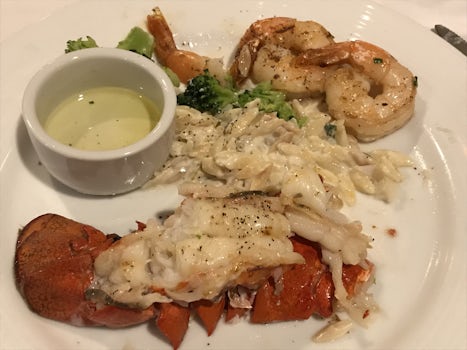 Lobster and shrimp dinner in the Sensation MDR