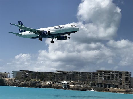 Plane flying into Princess Juliana Airport on St. Maarten