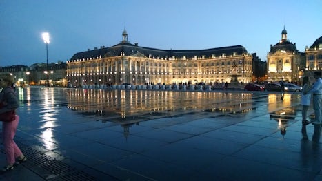 Bordeau reflecting pool, city center
