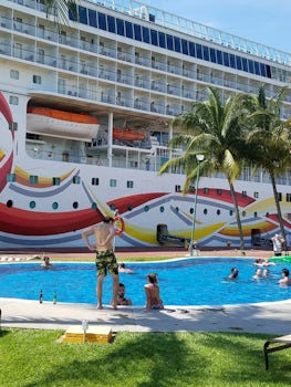 Ship and pool at Puerto Chiapas