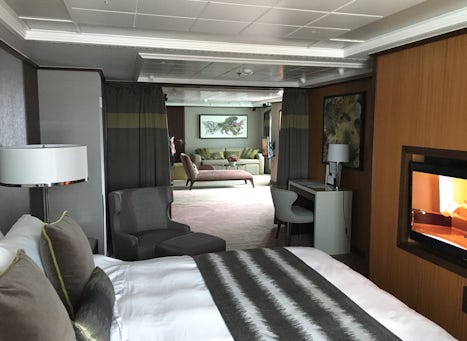Interior shot of Deluxe Owners Suite 10504