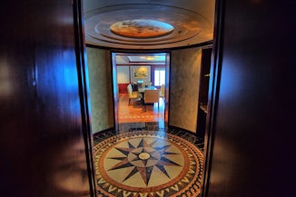 Entrance vestibule of the suite