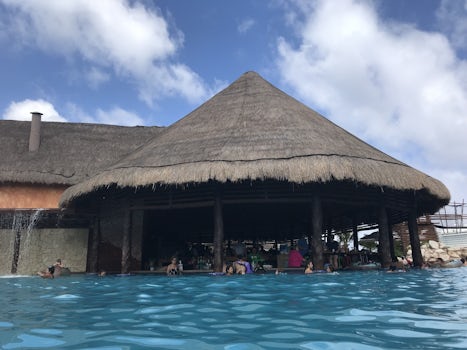 Swim up bar and pool in Costa Maya