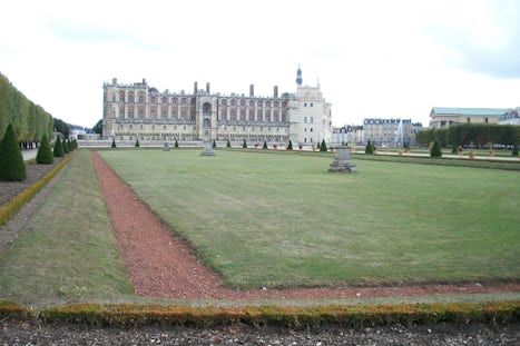 Lawn to French government building