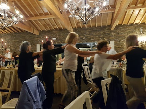 Line dance after dinner at Enoteca da Avessada (hosted by "Mr Bean"