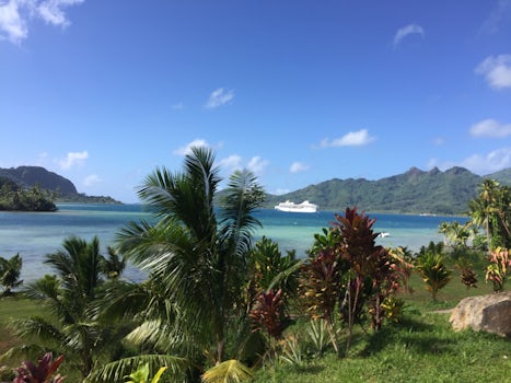 Ship from Huahine - free tender onshore and Le Truck to very small town on